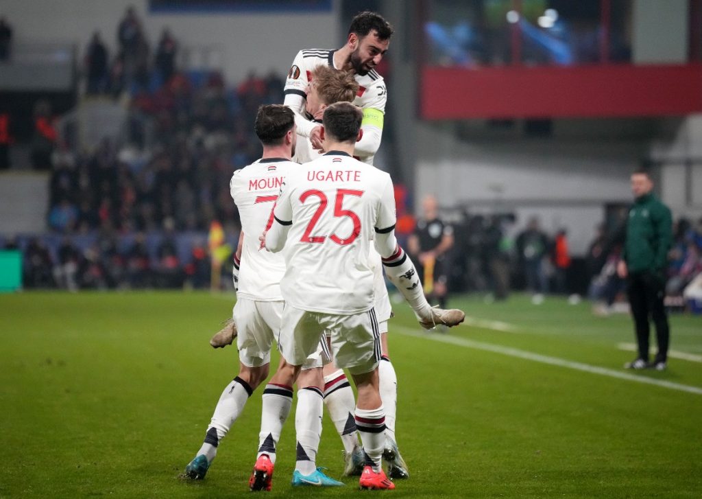 Rasmus-Hojlund-and-Bruno-Fernandes-celebrate-for-Manchester-United.jpg