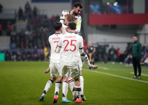Rasmus-Hojlund-and-Bruno-Fernandes-celebrate-for-Manchester-United.jpg