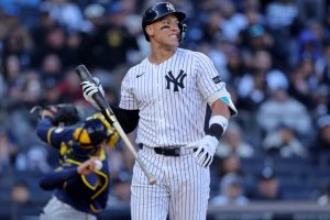 aaron-judge-opening-day-gesture-leaves-young-yankees-fan-in-tears-2025-1024x683.jpg