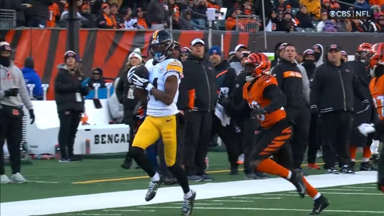 George-Pickens-explosive-catch-play-pass-Josh-Newton.jpg