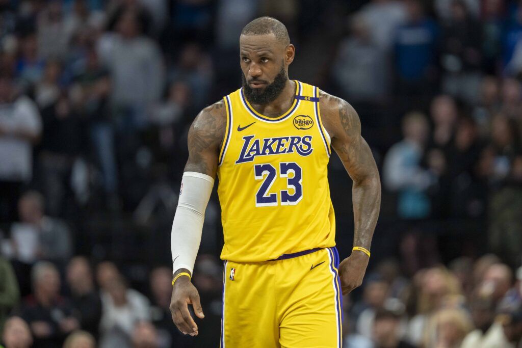 ex-lakers-forward-warns-lebron-08-12-25-1024x683.jpg