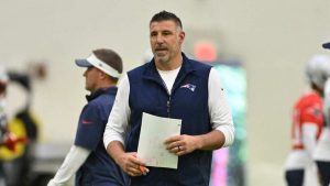 patriots-stars-react-mike-vrabel-getting-bloodied.jpg